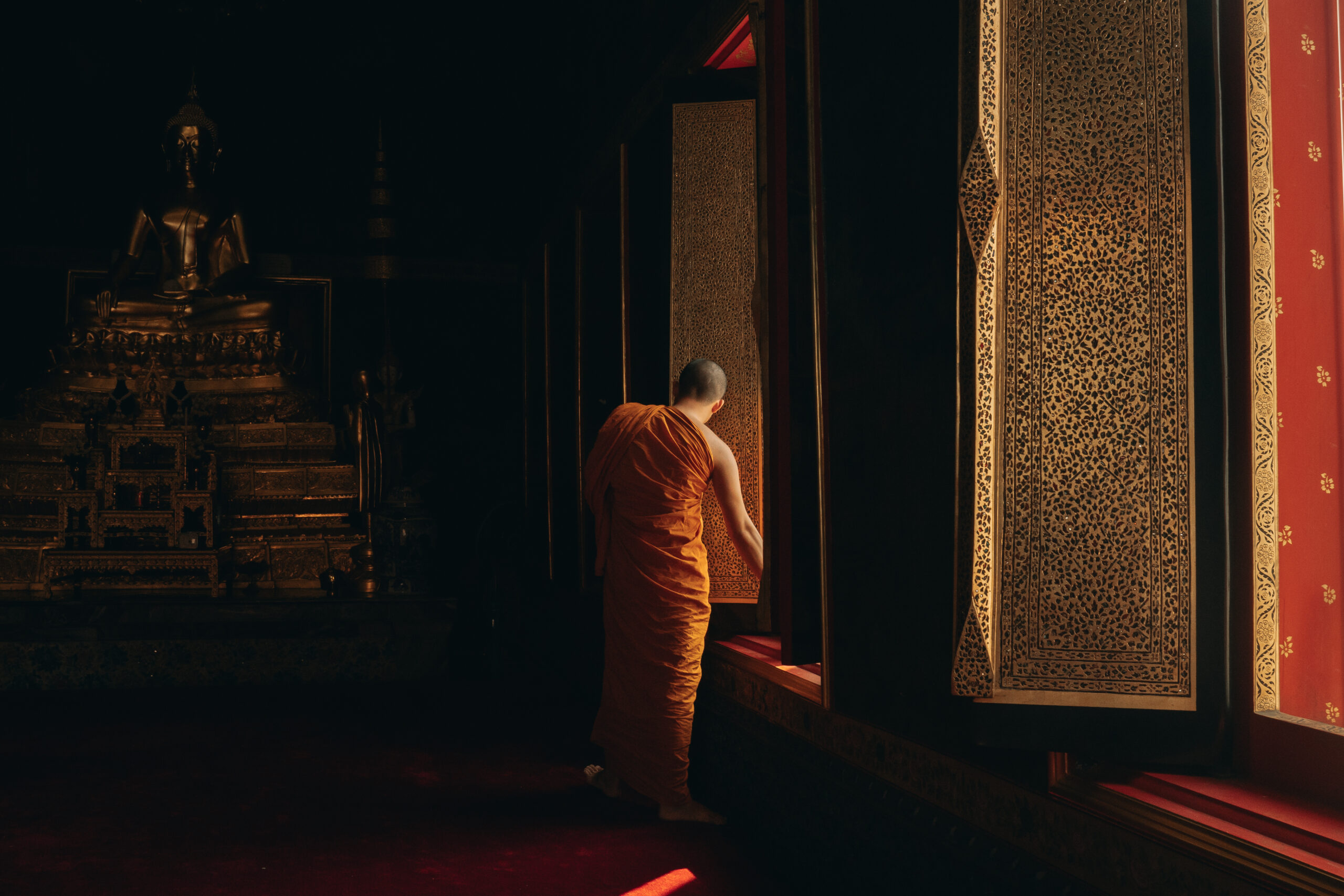 "Western painting greatly influenced Khrua In Khong’s style, thus distinguishing it from other conventional Thai paintings. He is the first artist to introduce linear perspective to Thai traditional art."